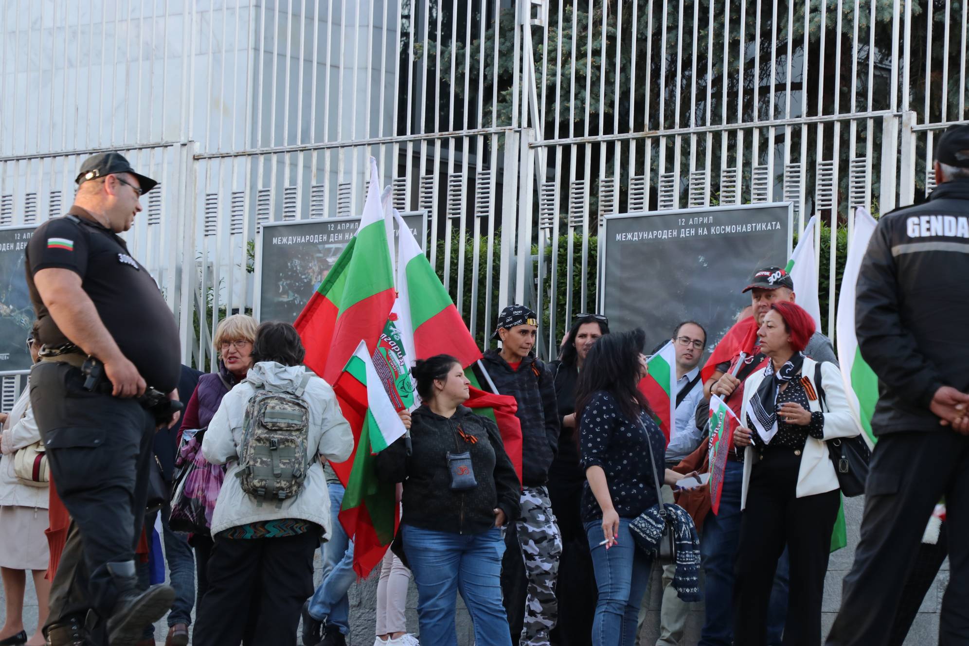 Проруски елементи пред рашисткото посолство в София 